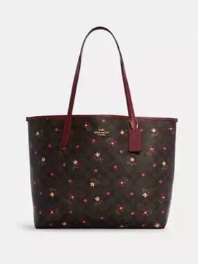 Authentic Coach City Tote bag is crafted from signature coated cavas